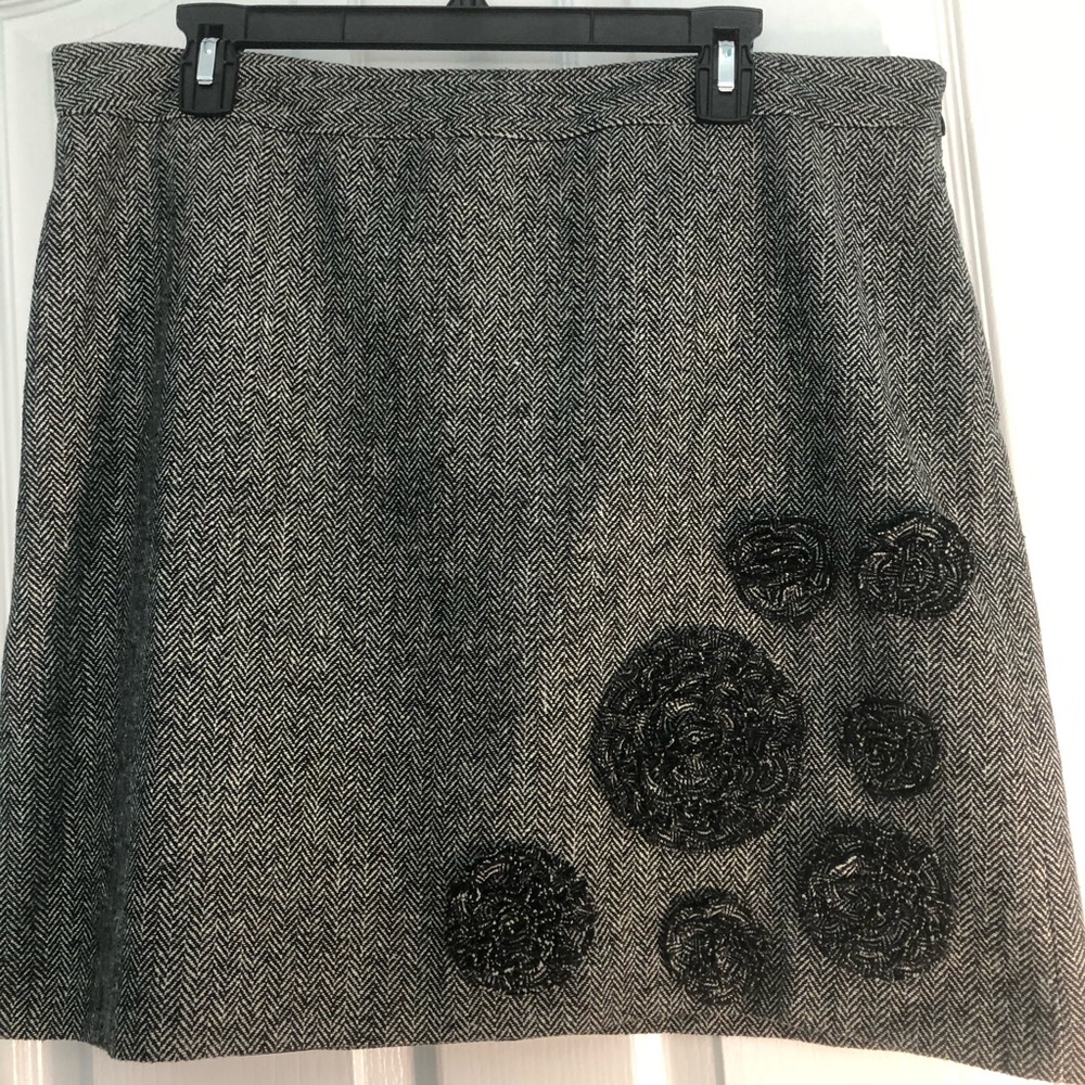 Loft skirt in EUC black and white size 14